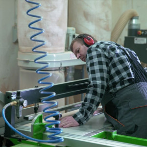 Warsztat marki Swallow’s Tail Furniture, gdzie powstaje krzesło projektu Tomka Rygalika. Fot. AHEC