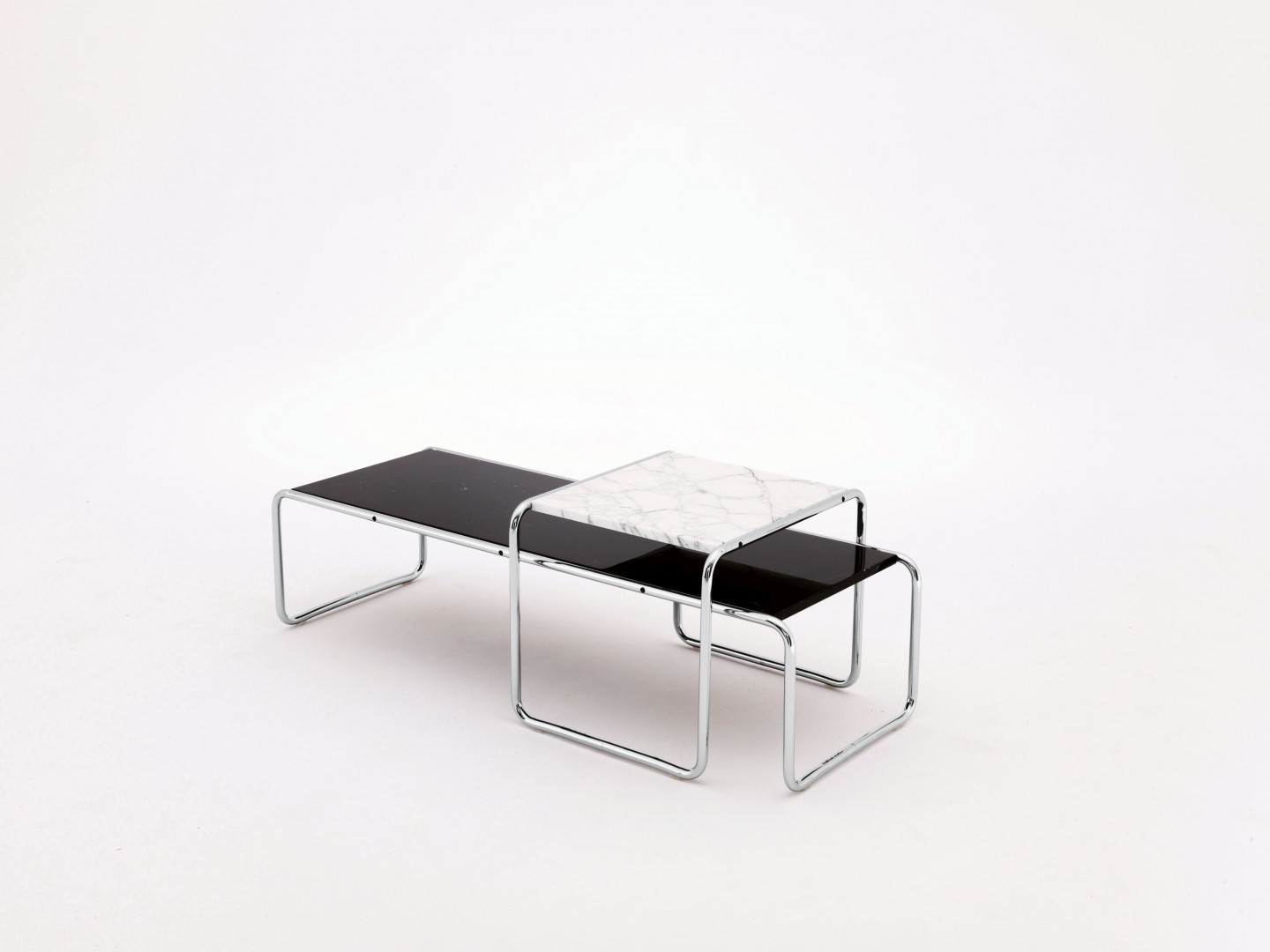 Laccio Table. Fot. Knoll/Aqina