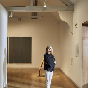 Zespół: Iwona Blazwick, dyrektor Whitechapel Gallery oraz projektanci Yael Mer i Shay Alkalay (Raw Edges). Projekt: „Wooden Hinge