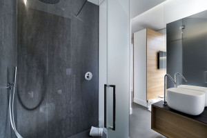 Minimalistyczne meble i spieki kwarcowe – zobacz wnętrza włoskiego hotelu!