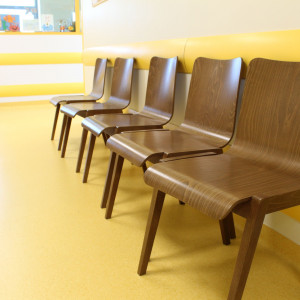 Krzesła Link marki Paged Meble w krakowskim szpitalu. Fot. Paged Meble