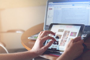 Raport: 57 proc. Polaków kupuje online, 43 proc. wyłącznie w sklepach stacjonarnych