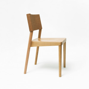 Corkback Chair to niekonwencjonalne zestawienie materiałów. Smukła struktura wykonana z litego drewna i sklejki, łączy się z wygodnym oparciem z korka.