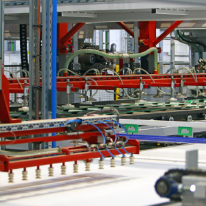 Nowa prasa do produkcji laminowanych płyt wiórowych w zakładzie Pfleiderer w Grajewie. Fot. serwis prasowy Pfleiderer