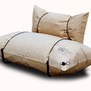 Sofa Blow powstała z nadmuchiwanych papierowych worków. 