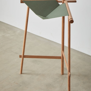 Wooden Hinge_Raw Edges_Iwona Blazwick (Whitechapel Gallery)_red oak_AHEC_(Petr krejci)
