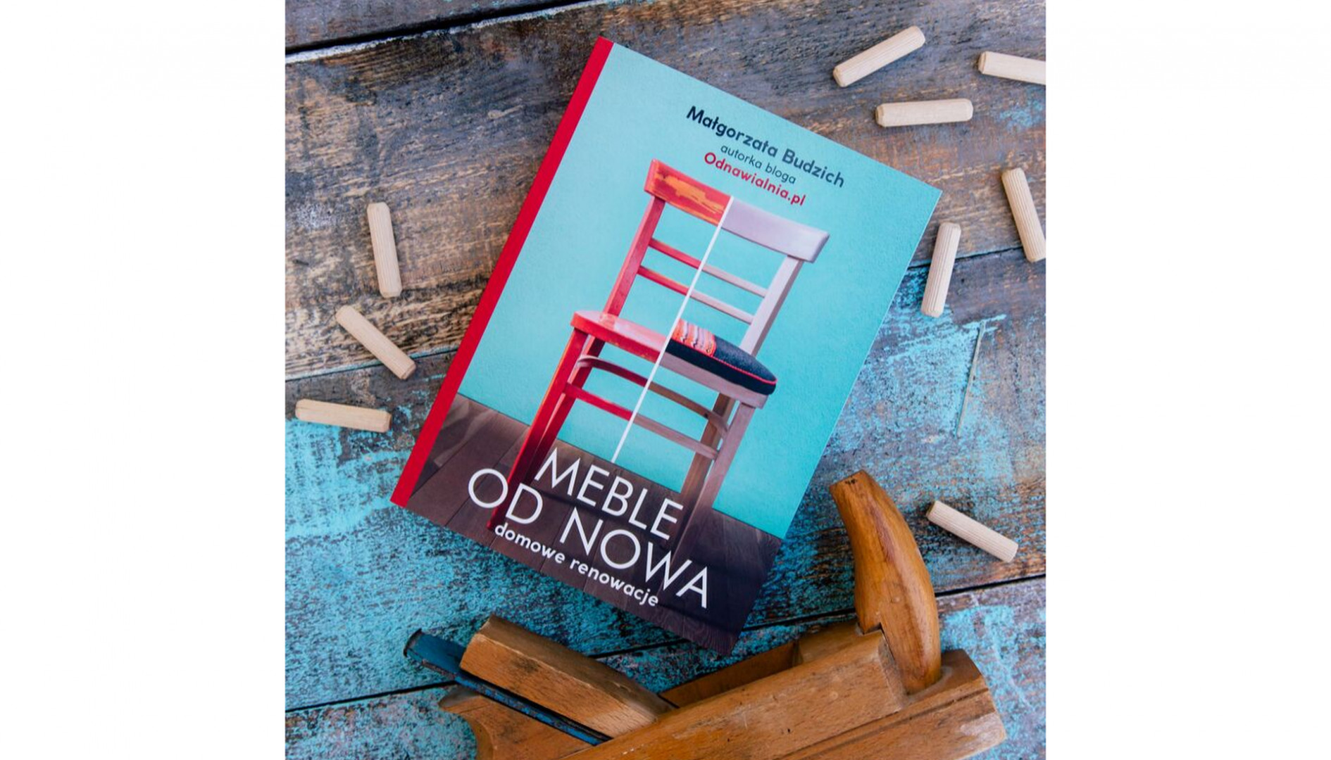 Małgorzata Budzich wydała także książkę "Meble od nowa",  w której podpowiada, jak odnawiać skarby z PRL i nie tylko. 