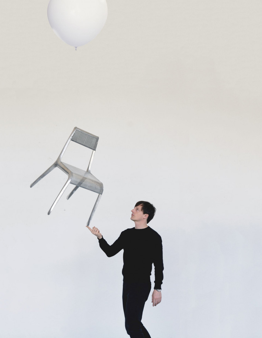 Oskar Zięta z najlżejszym krzesłem na świecie. Ultraleggera to nowy projekt zieta.prozessdesign.Całość wykonana jest w technologii FiDU, a pojedyncze krzesło waży mniej niż 1600 g. Fot. zieta.prozessdesign
