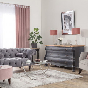 Miękkie i przyjemne w dotyku tkaniny z welwetu kradną serca nie tylko wielbicieli eleganckiej klasyki, ale także zwolenników minimalistycznych rozwiązań. I trudno się temu dziwić. Pomieszczenia, w których znajdują się dodatki z welwetu, stają się przytulne, wyraziste i pełne szyku.Fot. Dekoria